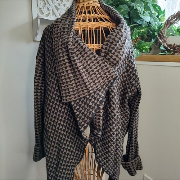 A. Ida Asymmetrical Draped Wrap Style Knit Sweater in Tan & Black Size Large - Picture 6 of 7